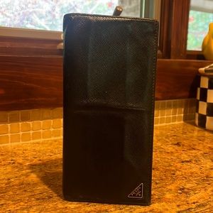 Black safiano Prada wallet. Good condition.
